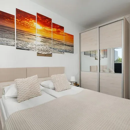 아파트 Bright With Balcony For 4 People By Renters 코워브제크